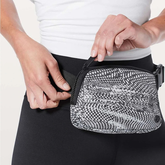 🧡 Lululemon OG 2018 Everywhere Belt Bag - Swerve Vapor Metal Grey - Picture 8 of 8